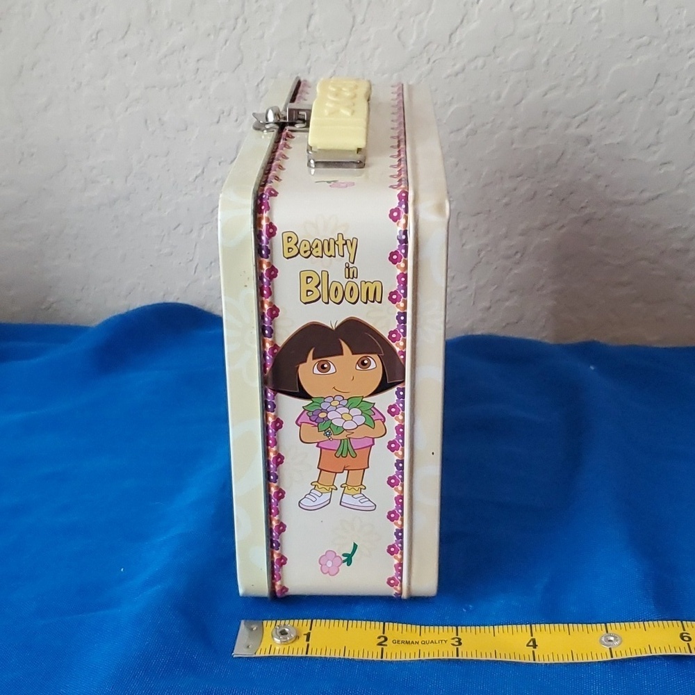 2005 Dora the Explorer tin box metal lunch box Beauty in Bloom - Picture 5 of 8